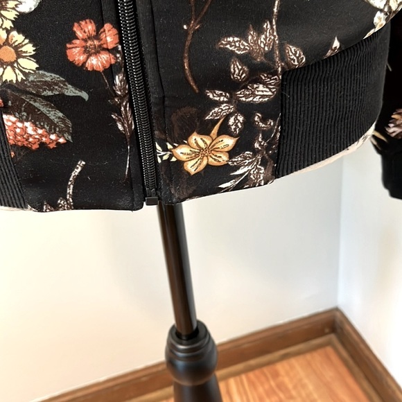 BAR lll WOMAN’S RUFFLED FLORAL ZIPPERED JACKET SIZE MEDIUM - Picture 6 of 13